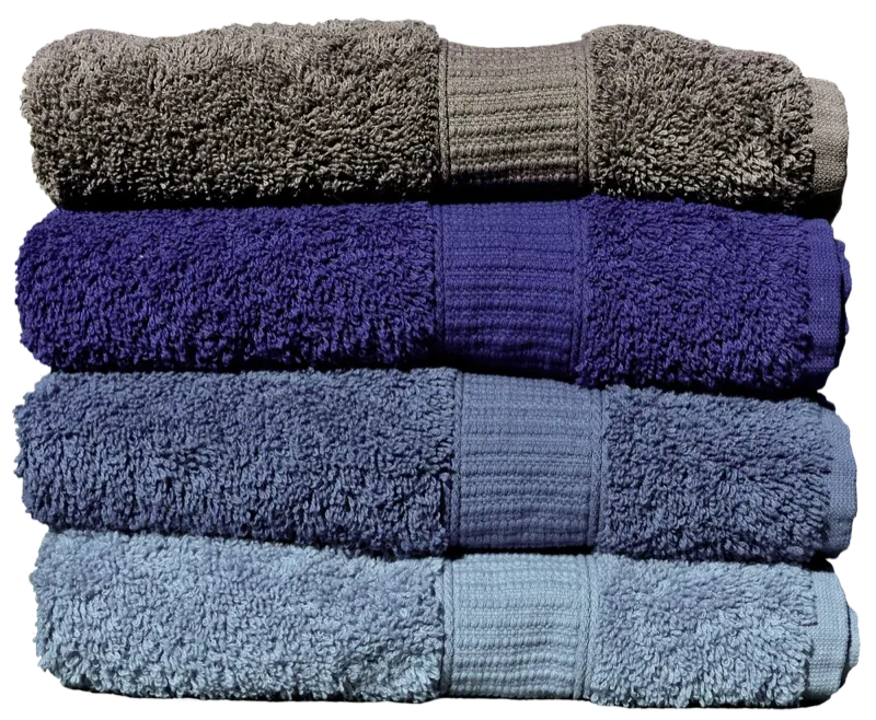 Pila de toallas dobladas en tonos de gris y azul
