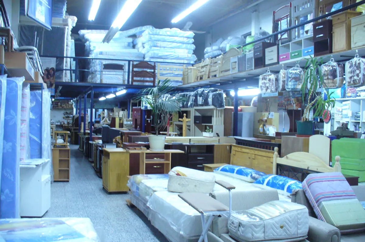 El salón de Mi Sueño años atrás, con colchones apilados y muebles de pino