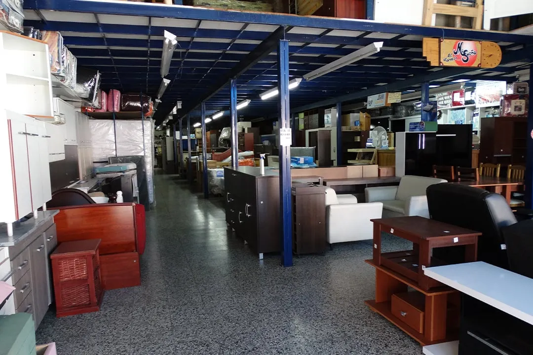 El salón de Mi Sueño hoy, con muebles, sillones y el cartel del local colgado